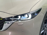 【LEDヘッドライト】悪天候や夜間走行時も良好な視界を確保し安心して運転できる高輝度LEDヘッドライトを装備!点灯速度が早く、消費電力も抑えられています。