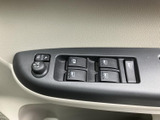 ドア側には窓の開閉スイッチやミラー調整の操作部が集約されています。運転席から手を伸ばしやすい位置にあり、日常的に使う機能をまとめて扱える便利な配置です。