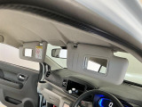 【サンバイザー】車内で身だしなみを整えるためのバニティミラーがセット。お化粧直しや髪型のチェックに活用できます。