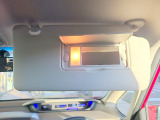【バニティミラー】運転席・助手席のサンバイザーに装備。身だしなみチェックやメイク直しも安心です。