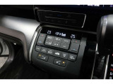 運転席と助手席の温度設定の変更が可能な左右独立タイプのデュアルエアコンです♪♪♪暑がりな人・寒がりな人も誰もが車内を快適にお過ごしいただけます♪♪♪