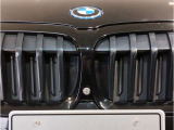 【キドニーグリル】BMWは約90年もの間、ほぼ全ての車両にひと目でBMWだと分かるこの特徴的なフロントグリルが備えられ、デザイン・アイコンとして親しまれてきました。