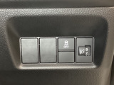 ハンドルの右側にはヘットライトリベライザーとVSA(ABS+TCS+横滑り抑制)の解除スイッチがついています。ヘッドライトリベライザーは道路状況や積荷の加重に応じてライトの高さを調節できます。