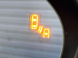 【ブラインドスポットモニタリング】走行中、ドアミラーの死角になりやすい箇所に後続車が接近するとサイドミラー付近に警告を表示、ドライバーに注意喚起をしてくれます。
