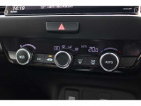 フルオートエアコンを装備しております。車内の温度設定だけでなくPM2.5にも対応した高性能集塵フィルターも装備しており車内はいつも快適空間です。