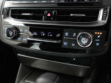 エアコンは運転席と助手席で異なる快適温度に設定できるデュアルオートエアコン♪フロント席はシートヒーターも付いてます!