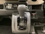 CVT車のセレクトレバーです。低速から高速まで、変速ショックのないスムーズな走りと、エンジン効率のよい領域を維持して燃費にも貢献します。サイドブレーキはスイッチ操作の電子制御パーキングブレーキです。