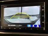 リバースギアに入れるだけで後方の表示へ切り替わります。夜間や雨の日の駐車も楽になりますよ。