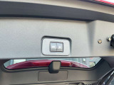 インテリジェントキーを携帯していれば、両手が荷物でふさがっていてもバックドアが開くハンズフリー機能を搭載したオートバックドア装備。