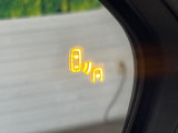 【ブラインドスポットモニター】走行中、ドアミラーの死角になりやすい箇所に後続車が接近するとサイドミラーのレンズに警告を表示!ドライバーに注意喚起をしてくれます。