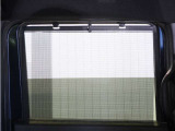◆スクリーンサンシェード◆リアドアに装備されています。日差しを和らげ、プライバシーの保護にも役立ちます。後部座席にお子様を乗車させるときも、ゆっくりお昼寝できます♪