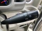 レバーには各操作を示すマークが見やすく配され、必要な表示を目で確認しやすい仕様です。手元で扱いやすい位置にあり、周囲の表示とあわせて確認できるため、日常の運転時にも迷いにくい印象です。