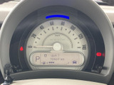 速度計を中心に必要な表示がまとまり、運転中も情報を確認しやすいレイアウトです。下部にはシフト位置や燃料の目安なども表示され、日々の運転をサポートします。