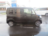 両側パワースライドです。大きいサイズの荷物の台入れも楽々です。