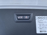 【パワーゲート】電動パワーゲートです。開閉がボタン1つで開け閉め行えます。また、状況に応じてのトランクハッチ開閉量を簡単に設定可能です。スマートオープナーも便利な機能です。ぜひお試しください。