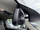 ETC2.0一体型の自動防眩機能付きバックミラー。後続車のヘッドライトの眩しさをセンサーで検知し、自動で減光して視界を快適に保ちます。夜間運転の疲労軽減と安全性向上に貢献する便利なアイテムです。