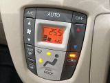 【オートエアコン】一度お好みの温度に設定すれば、車内の温度を検知し風量や温度を自動で調整。暑い&hellip;寒い&hellip;と何度もスイッチ操作をする必要はありません。快適な車内空間には必須の機能ですね♪