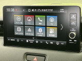 画面にはナビや電話、ラジオなどの項目が表示され、目的に合わせて選びやすい構成です。スマートフォン連携の項目もあり、地図確認や音楽再生など日々の移動で便利に活用いただけます。表示を見ながら操作できます。