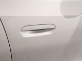 BMWはドアが分厚いです。衝突によりドアがつぶれてしまった場合にも外からいち早くドアを開けれるよう考えられています。数十秒の救出の遅れが命につながりかねない場合、こういった配慮が重要なポイントです。