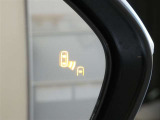 ブラインドスポットモニター装備。隣車線を走る車両を検知。ドアミラーでは確認しにくい後方、側方エリアに存在する車両や急接近してくる車両も検知しドアミラーに搭載されたLEDインジケーターが点灯します。