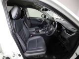 ゆったり室内で運転もしやすいです♪使い勝手の良い配置も考えられています!!