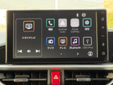 電話やラジオ、テレビなどの項目が画面上に整理され、必要な機能を見つけやすい表示です。スマートフォン連携のメニューも備わり、日々の移動を便利にサポートします。