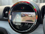 後方の映像を車載画面に表示するバックカメラ。駐車や車庫入れをサポートし、ガイドラインで距離や角度を確認でき、安全でスムーズな運転を助けます。
