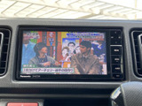 テレビ番組を画面で楽しめる仕様です。停車中の待ち時間や同乗者との移動時間にも活用でき、画面内の情報を確認しながら車内で過ごせます。