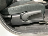 シートハイトアジャスターが付いているので運転姿勢を調整するのに便利ですね。身長に合ったシートポジションは安全運転や疲労軽減にもつながります。