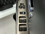 運転席のスイッチで全てのウィンドウの開閉操作を行うことができます。ロックボタンをONにしておくと、運転席以外のウィンドウは作動しないのでお子様を乗せているときなども安心ですね♪
