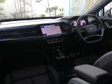 内装はシンプルに使い勝手を考え作られています。お車を運転する感覚をダイレクトに体感して頂けます。室内も広くロングドライブにも快適にお過ごしいただけます。