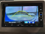 リバースギアに入れるだけで後方の表示へ切り替わります。夜間や雨の日の駐車も楽になりますよ。