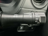 【オートライト】車のセンサーが周囲の明るさを感知し、自動でヘッドライトを点灯・消灯する機能です。この機能は夕暮れ時の交通事故が多い時間帯の安全性を高めてくれます。