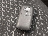 ドアの開閉時、両手が荷物で塞がっている時はキーレスでのカギの解除が大変ですよね。スマートキーはポケットやバッグに入れておけば、ノブに触れただけでロックの解除が可能です。とても便利な機能です。