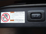 パワーバックドアを装備しています。バックドアを運転席からも開閉できます、便利ですよ。