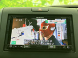 停車中にテレビ番組の映像を楽しめる画面を備えています。待ち時間や休憩中にニュースや番組を視聴でき、車内で過ごす時間を有効活用できます。見やすい位置にあり、操作もしやすい装備です。