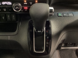 CVT車のセレクトレバーです。低速から高速まで、変速ショックのないスムーズな走りを実現するとともに、エンジン効率のよい領域を維持することで燃費にも貢献します。