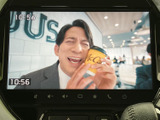 テレビ映像を画面いっぱいに表示でき、停車中の休憩時間などに視聴を楽しめます。大きく見やすい表示で、車内で過ごすひとときの楽しみを広げてくれる装備です。