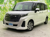 水平基調のフロントグリルと端正なヘッドライトが、伸びやかな車体を引き立てます。白いボディに黒い窓まわりが映え、街中でも存在感のある佇まいです。