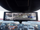 【インテリジェントアラウンドビュ-モニタ-】駐車中のクルマを、上空から見下ろしているかのような映像にして表示します。ひと目で周囲の状況がわかるため、スムースに駐車できます。