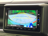 【バックカメラ】駐車時に後方がリアルタイム映像で確認できます。大型商業施設や立体駐車場での駐車時や、夜間のバック時に大活躍!運転スキルに関わらず、今や必須となった装備のひとつです!