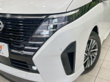 【LEDヘッドライト】悪天候や夜間走行時も良好な視界を確保し安心して運転できる高輝度LEDヘッドライトを装備!点灯速度が早く、消費電力も抑えられています。