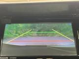後方の映像とガイドラインを画面で確認でき、駐車時に車両と周囲との距離感をつかむ目安になります。目視で周囲を確かめながら、車庫入れや後退時の安全確認を助けます。