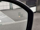 【ブラインドスポットモニター】車外にいる車をいち早く検知し、ドライバ―に知らせるシステムです。