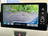 後方の映像と目安となるガイド線を画面で確認でき、駐車時の周囲確認に役立ちます。表示切替の項目も並び、見たい情報を選びやすいので、車庫入れや駐車をサポートします。