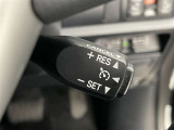 クルーズコントロール機能が付いています。 速度を設定するとアクセルを踏まなくても一定の速度で走ることができます。  高速道路ではとても便利な装置なんです。
