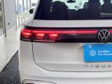ダイナミックターンインジケーター(流れるウインカー)付きのLEDテールランプ。