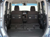 後席をパタンと倒すと収納力がアップ!!急な荷物にもすぐ対応できますよ☆