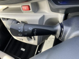 レバーに表示されたマークから設定位置を確認しやすく、運転席で扱いやすい場所に配置されています。天候に応じて必要な操作を行う際にも、表示を見ながら使える装備です。