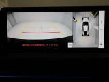 パノラミックビューモニターを装備。駐車場や交差点でクルマを真上から見るように周囲を確認できます。機能の詳細は販売店スタッフまでおたずねください。